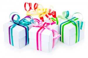 trois cadeaux avec emballages colorés